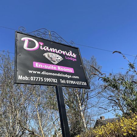 Diamonds Lodge Near York Hospital Exterior foto